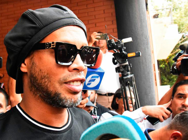 Ronaldinho compareció ante el juez por caso de pasaportes falsos