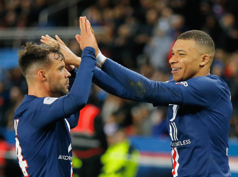Fútbol francés prohíbe palmadas entre jugadores y árbitros
