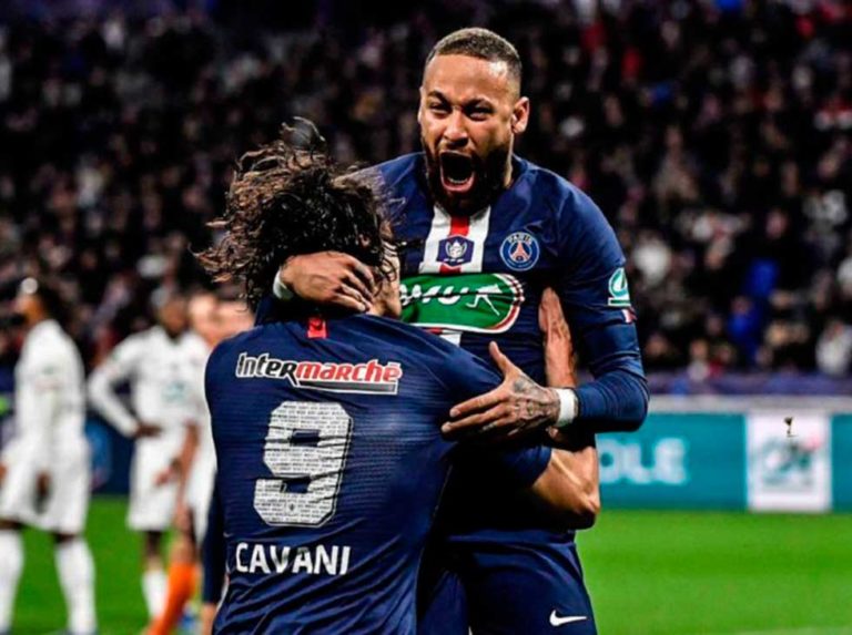Neymar y Thiago Silva vuelven a Brasil