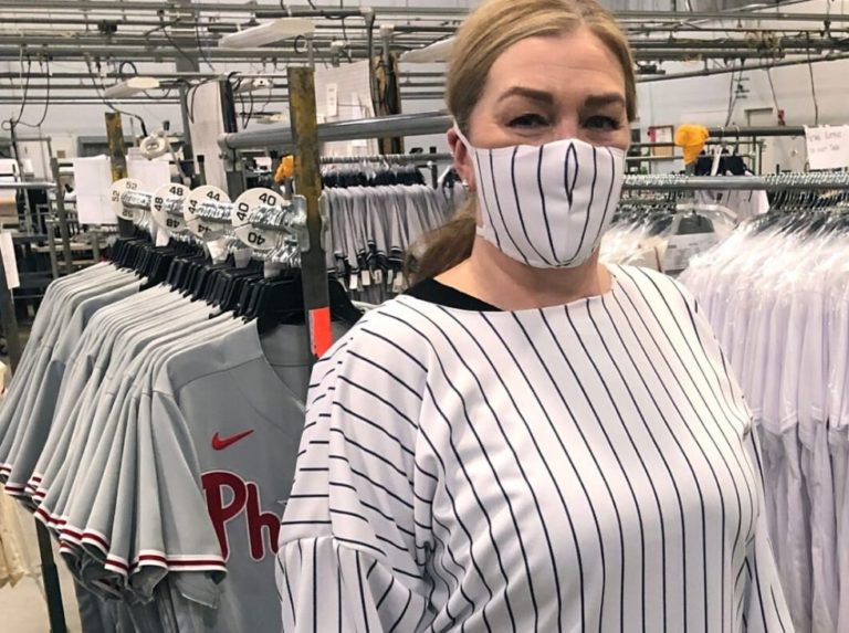 Camisas de MLB se transforman en máscaras y batas