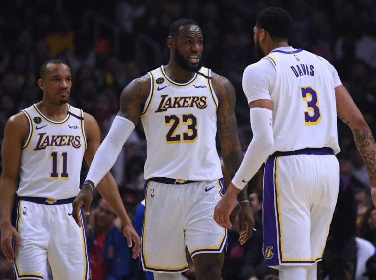 James de Lakers y Powell de Raptors Jugadores de la Semana
