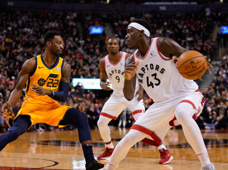Ibaka y Siakam lideran a Raptors