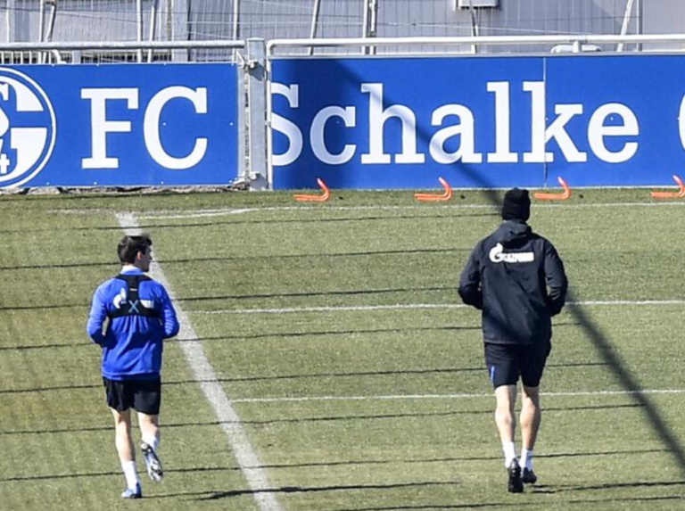 Schalke entrena en formato reducido y con distancias entre jugadores