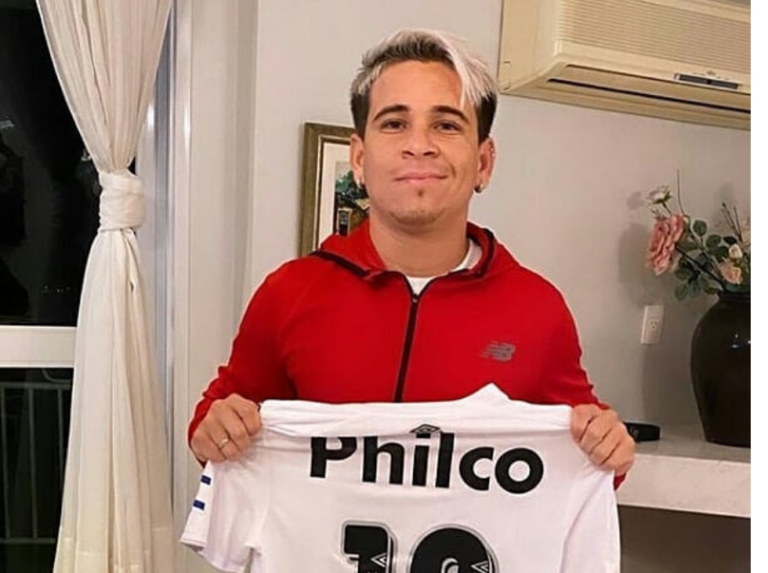 Soteldo donó su camisa para ayudar en la lucha contra el coronavirus