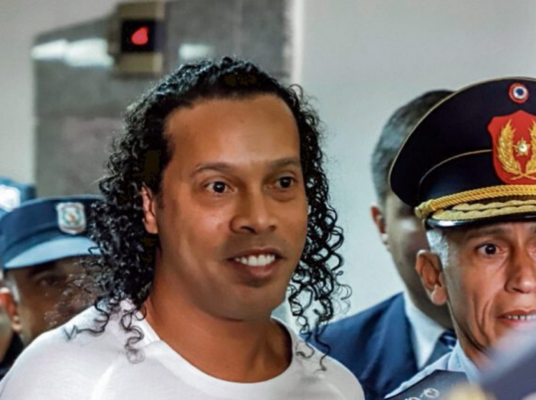Ronaldinho cumple mes de encierro en Paraguay