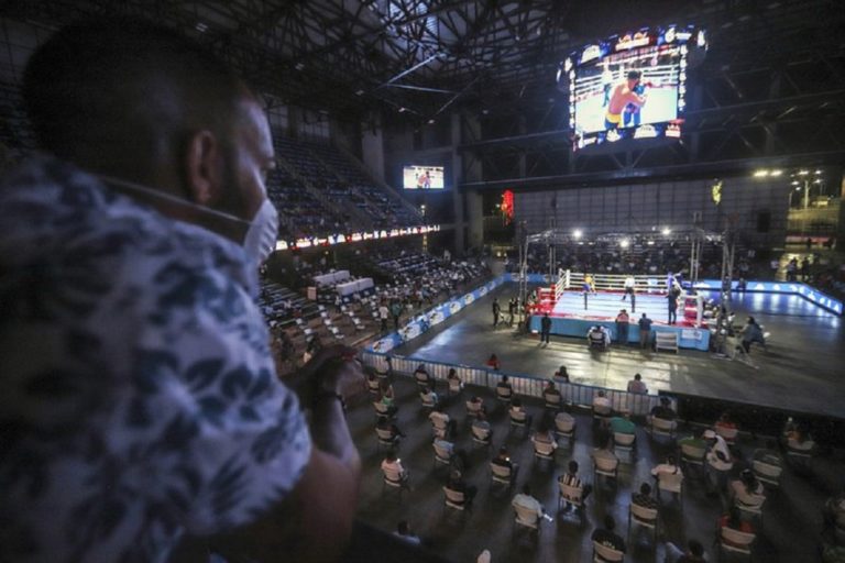 Contra viento y pandemia hubo boxeo público en Managua