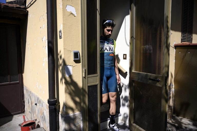 Ciclista profesional es repartidor para mantenerse en forma