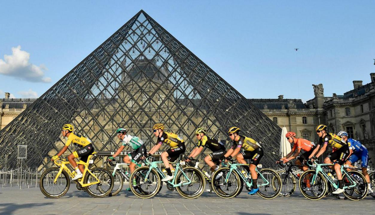 ciclistas Louvre