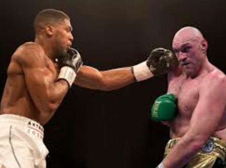 Anthony Joshua y Tyson Fury negocian para pelear en Arabia Saudita