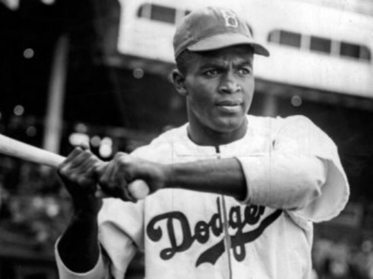 En la pelota | Atacada a tiros placa de Jackie Robinson