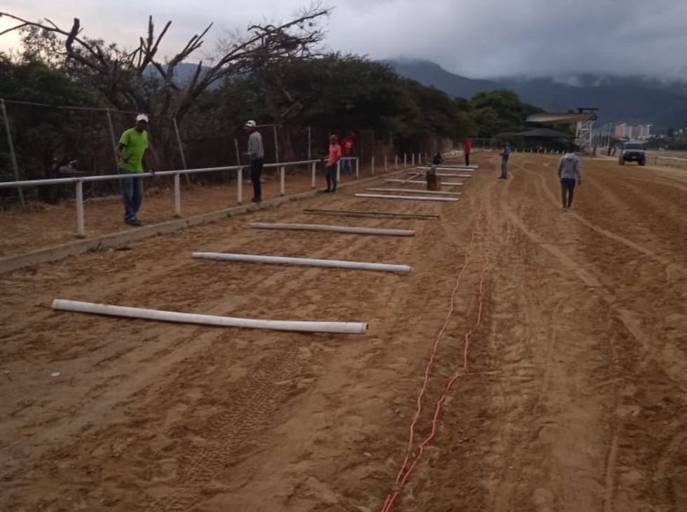 Remodelan las barandas de la pista principal de INH