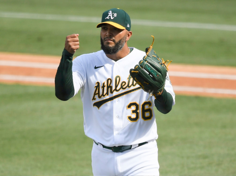 Yusmeiro Petit firmó contrato con Padres de San Diego
