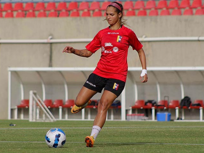 Deyna Castellanos