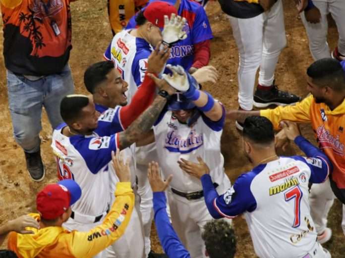 Tiburones_Celebra_UCV_FotoRR23-24_1200x900 Tiburones de La Guaira