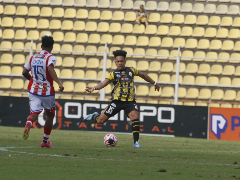 Táchira aplastó a Estudiantes en el arranque de la temporada