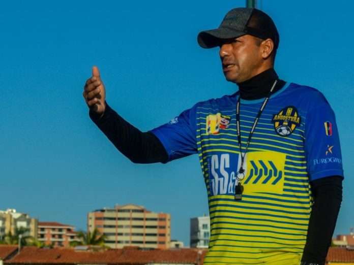 Osmar Castillo DT Angostura FC