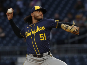 Freddy Peralta. (Foto: Charles LeClaire-Imagn Images) - Cerveceros de Milwaukee