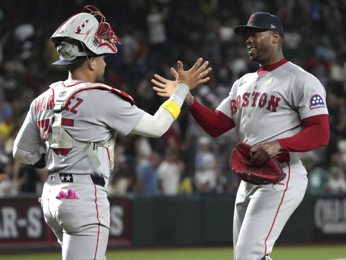 Carlos Narváez y Aroldis Chapman. (Foto: Rick Scuteri/AP)