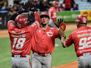 Ildemaro Vargas brilla con jonrón en triunfo de Cardenales