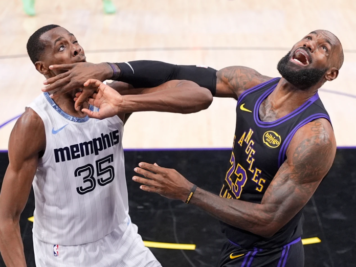 Christian Koloko y LeBron James. (Foto: Mark J. Terrill/AP)