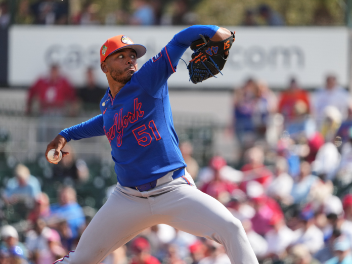 Freddy Peralta lanzando con los Mets de Nueva York