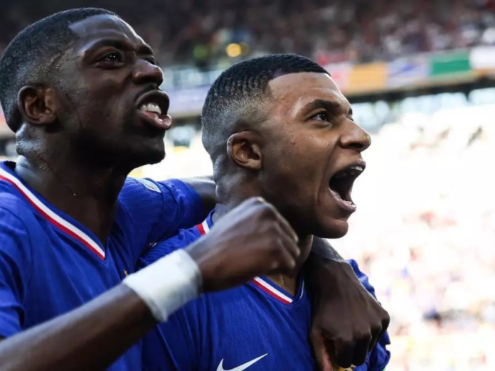 Osumane Dembélé (izquierda) y Kylian Mbappé (Derecha) con Francia