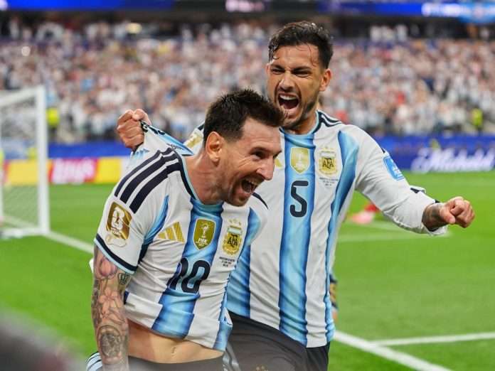 Lionel Messi y Leandro Paredes Lionel Messi y Leandro Paredes