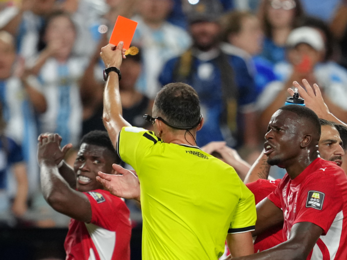 Breel Embolo (izquierda) en el Argentina-Suiza Breel Embolo (izquierda) en el Argentina-Suiza