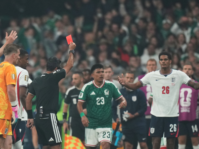 Jarell Quansah vio la roja en el México-Inglaterra Jarell Quansah vio la roja en el México-Inglaterra
