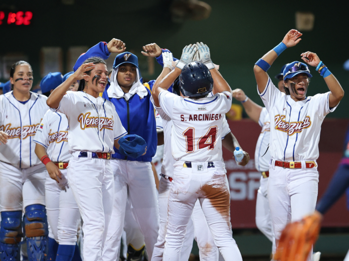 Srishna Arciniega y compañeras. (Foto: WBSC)