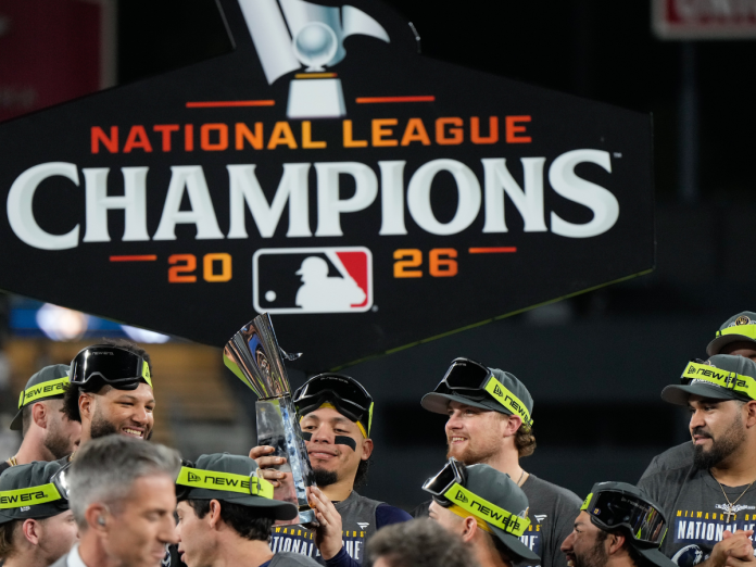Jackson Chourio, William Contreras y Antonio Senzatela (de izquierda a derecha), celebran el título de la Liga Nacional 2026 con Cerveceros de Milwaukee