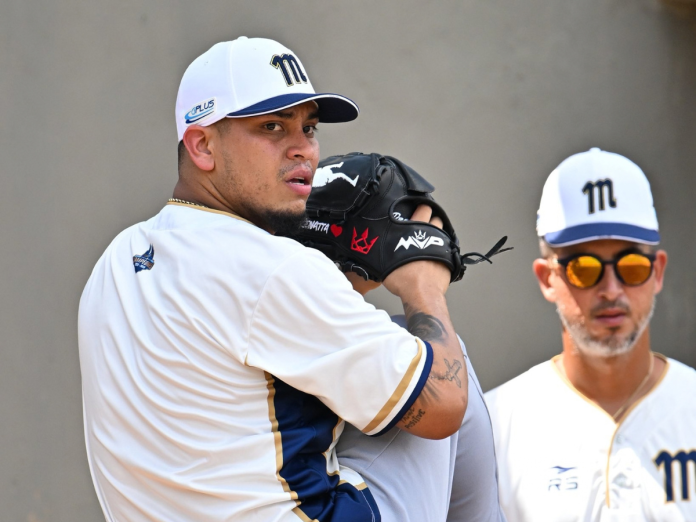 Ricardo Sánchez (lanzador) y Miguel Socolovich (coach de bullpen) con Magallanes 2026-27